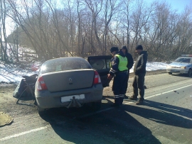 Легковой автомобиль Renault врезался в грузовик Volvo неподалёку от Сасово