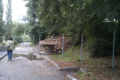 На Лыбедском бульваре начали устанавливать забор