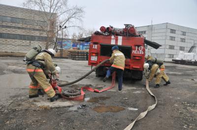 На заводе «Красное знамя» прошли пожарно-тактические учения
