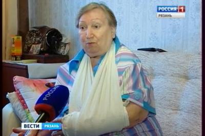 Пожилая рязанка сломала руку, выпав из автобуса