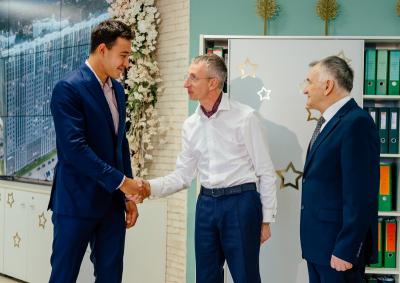 «Зелёный сад» подарил квартиры выдающимся спортсмену и тренеру