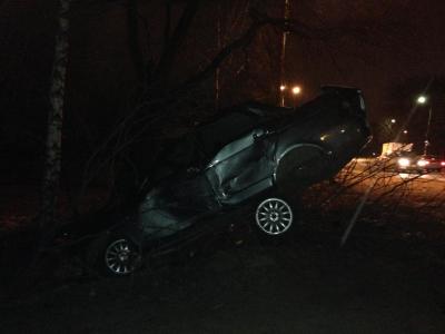 Рязанец на «Приоре» сбил дорожный знак и остановился об дерево