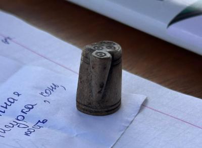 На Введенском раскопе Рязанского кремля нашли шахматную фигурку коня