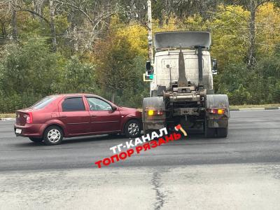 На Московском шоссе в Рязани грузовик столкнулся с легковушкой