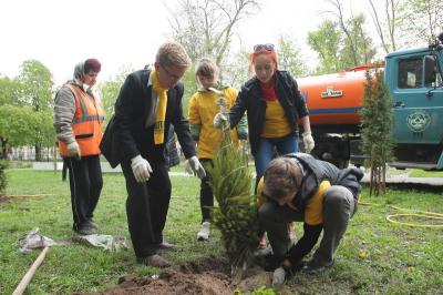 Наташкин парк в Рязани стал гуще на пятнадцать саженцев