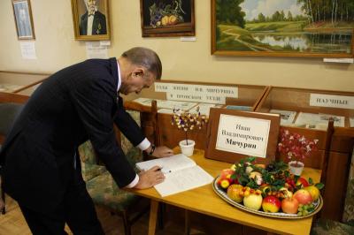 Директор Пронского краеведческого музея презентовала рязанскому губернатору картину
