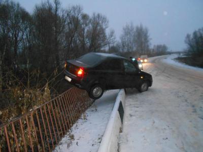 Renault Logan завис на перилах моста в Сараевском районе