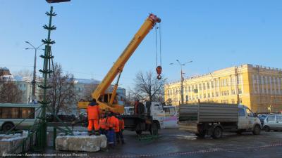 В Рязани начали собирать ёлку на площади Театральной