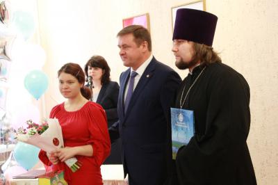 Николай Любимов вручил пятерым новорождённым мальчикам новый рязанский знак