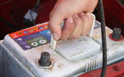 В Рязани поймали парня, стащившего автоаккумулятор