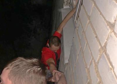 В Рязани полицейские помогли мужчине, едва не упавшему с высоты