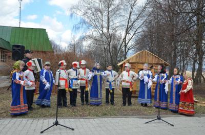 С песнями и плясками встретили Красную горку в селе Константиново