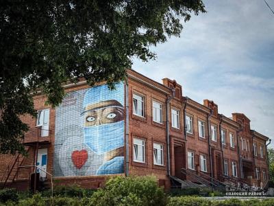 Фасад Спасской районной больницы украсил мурал