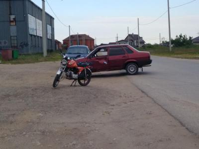 В Рязани юный байкер без прав врезался в легковушку