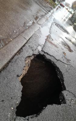 В центре Рязани провалился асфальт