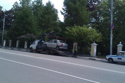 Неправильно припаркованные автомобили у администрации Рязани эвакуировали