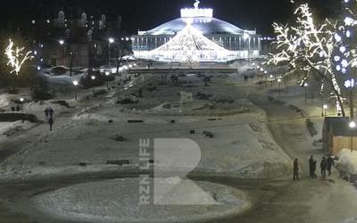 Рязанцы недоумевают, почему у цирка до сих пор не разобрали ёлку