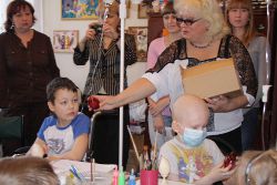 Дети в онкогематологическом отделении ОКБ получили подарки