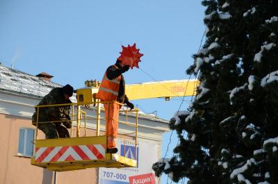 Ель на площади победы Рязани обрастает нарядами