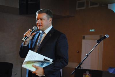 Николаю Любимову подарили тетрадь по есениноведению