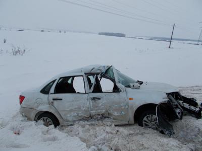 В Михайловском районе «Лада-Гранта» при обгоне фуры врезалась в неё