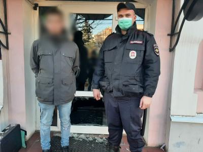 В Рязани юноша разбил стекло двери и забрался в помещение бара