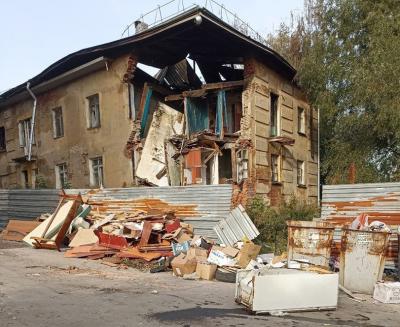 У аварийного дома на проезде Грибоедова в Рязани разрастается свалка