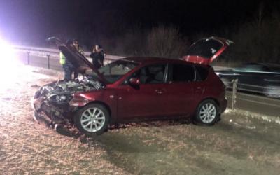 На Северной окружной дороге Mazda влетела в отбойник и опрокинулась