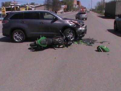 В Рязани Toyota Highlander врезался в мотоцикл, отправив двух молодых людей в больницу
