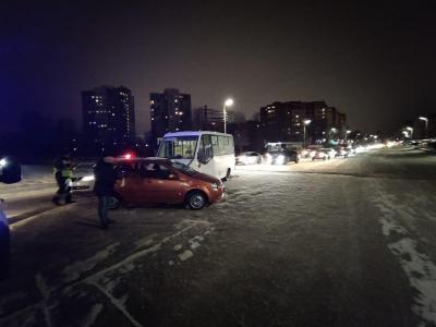 На улице Новосёлов иномарка столкнулась с маршруткой