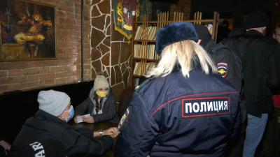 Полиция выявила нарушения введённых ограничений в двух кафе в центре Рязани
