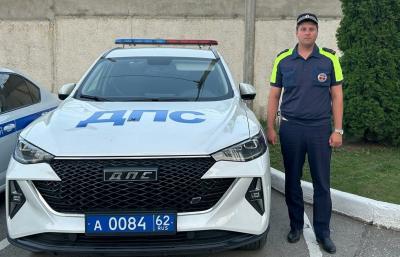 Инспектор ДПС спас рязанку, оказавшуюся за ограждением Солотчинского моста