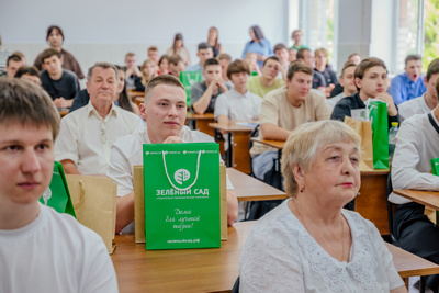 ГК «Зелёный сад» вручила ценные подарки выпускникам-строителям, уходящим в армию