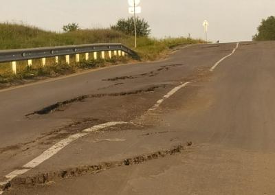 В Михайловском районе пожаловались на просевшую автодорогу