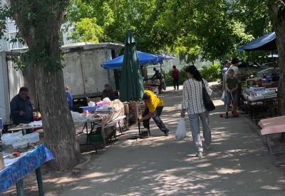 Жители Дягилево пожаловались на продавцов на проезжей части