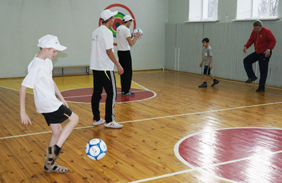 «Автоимпорт» сделал спортивный подарок детям школы-интерната №26