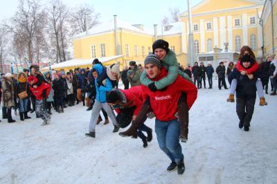Во дворе рязанского Политеха покидались валенками и сожгли Сессию