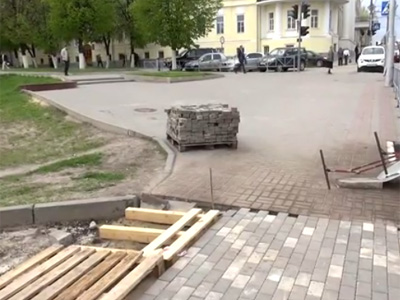 Тротуарную плитку с Почтовой перекладывают на мост через Лыбедский бульвар