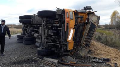В Клепиковском районе перевернулся китайский грузовик
