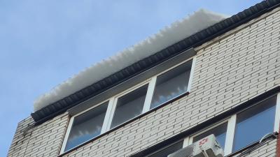 В Рязани на машину рухнула глыба льда