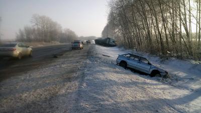 Близ Шилово ВАЗ-2114 влетел в фуру, пострадали два человека
