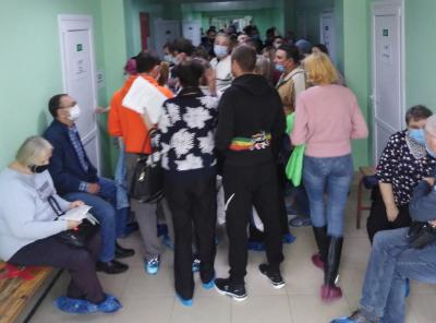 В рязанской поликлинике №11 засняли огромную очередь на вакцинацию