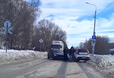 На улице Магистральной в Рязани жёстко столкнулись две автомашины