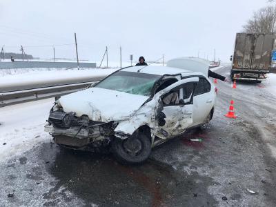 На трассе близ Шилово Renault Logan врезался в фуру, пострадали два человека