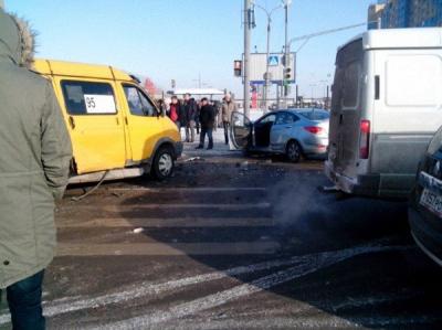 У ТРЦ «Круиз» произошло ДТП с участием маршрутки и двух иномарок