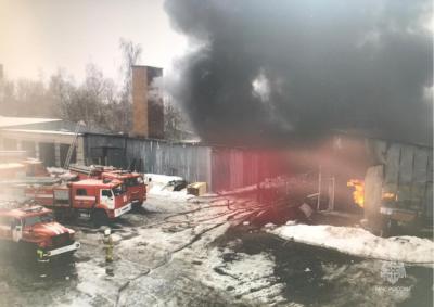 Крупный пожар на складе в Турлатово под Рязанью локализован