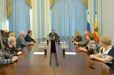 Олег Ковалёв вручил награды депутатам регионального законодательного собрания