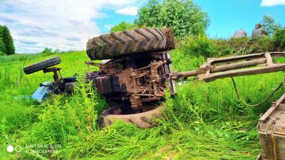 Под Рязанью перевернулся трактор с прицепом, пострадали четыре человека