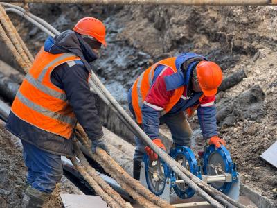 Сотрудники РМПТС продолжают чинить теплосети на улице Дзержинского