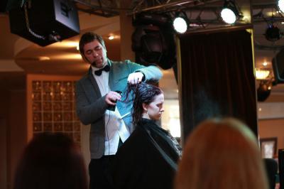 Стилист Виктор Уксусов показал рязанским коллегам точную геометрическую стрижку